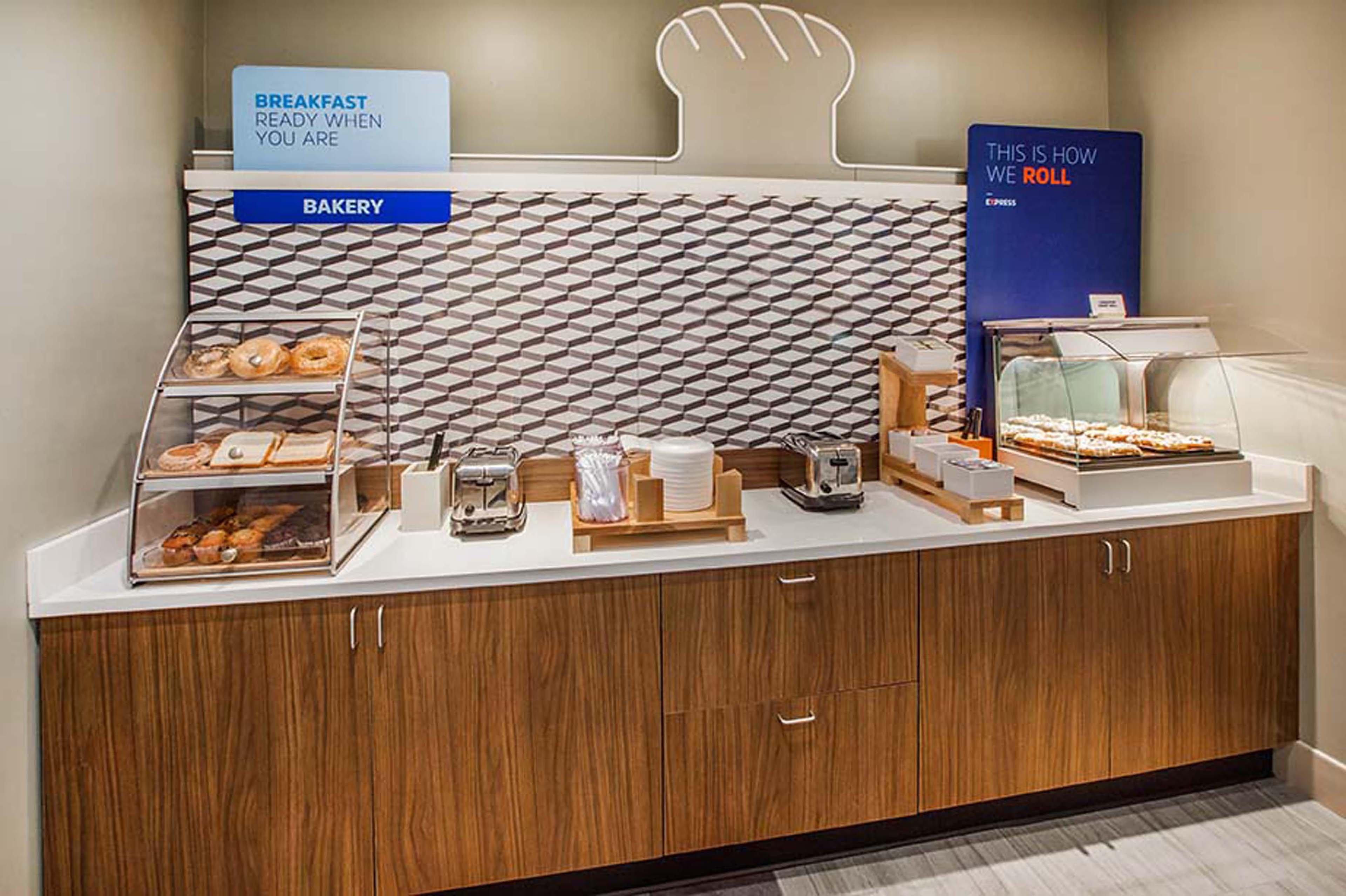 Holiday Inn Express Brentwood-South Cool Springs By Ihg Bagian luar foto